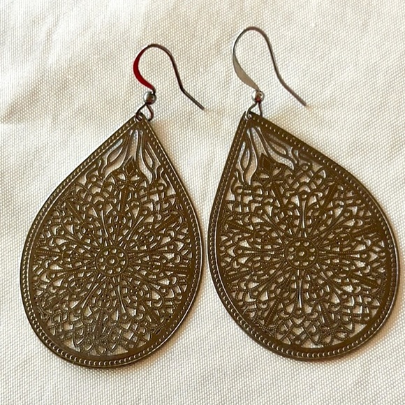 Sophisticated Dark Gunmetal Filigree Teardrop Dangle Earrings - Picture 6 of 10